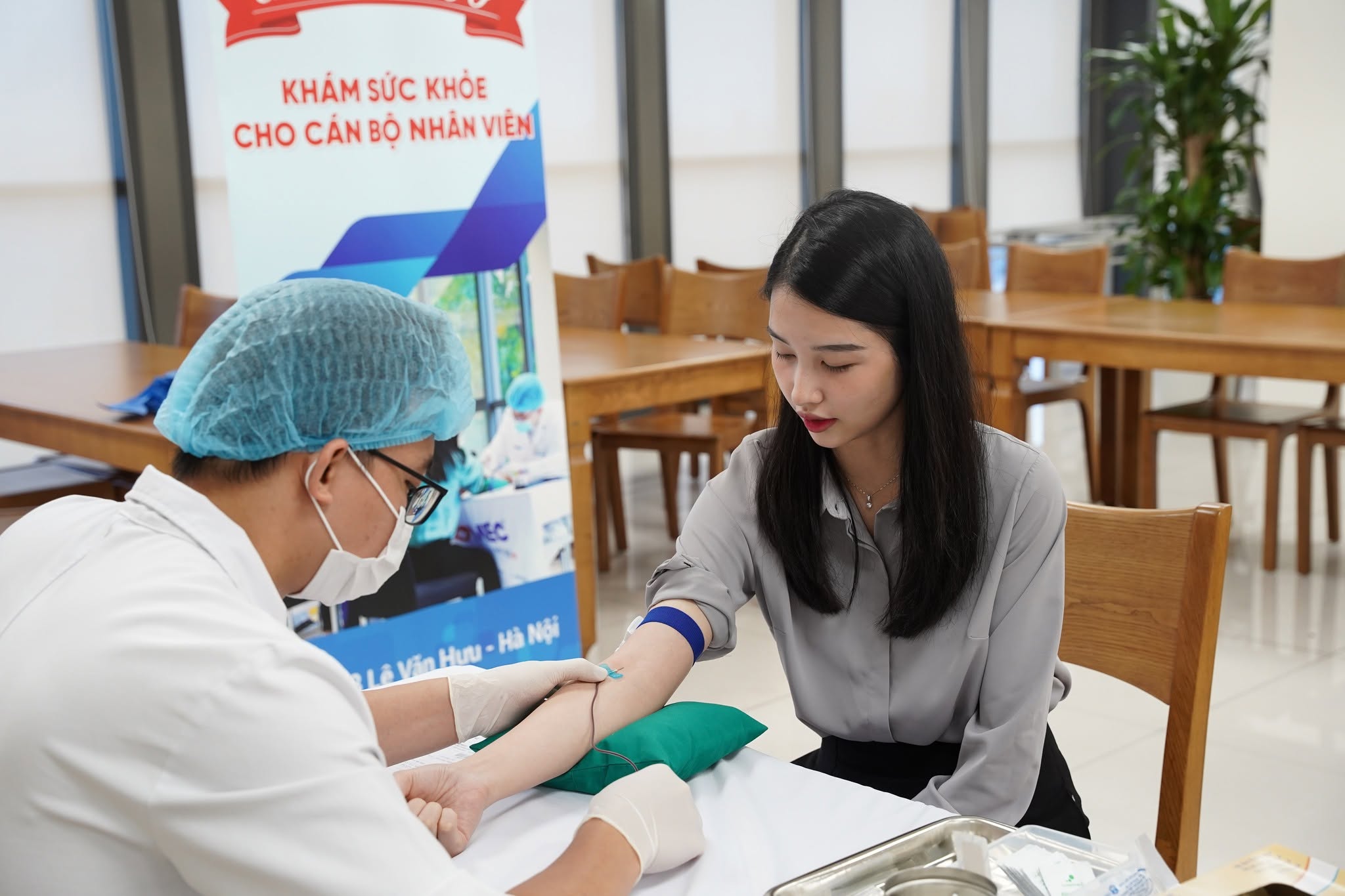điều dưỡng lấy máu tại chương trình khám sức khỏe doanh nghiệp