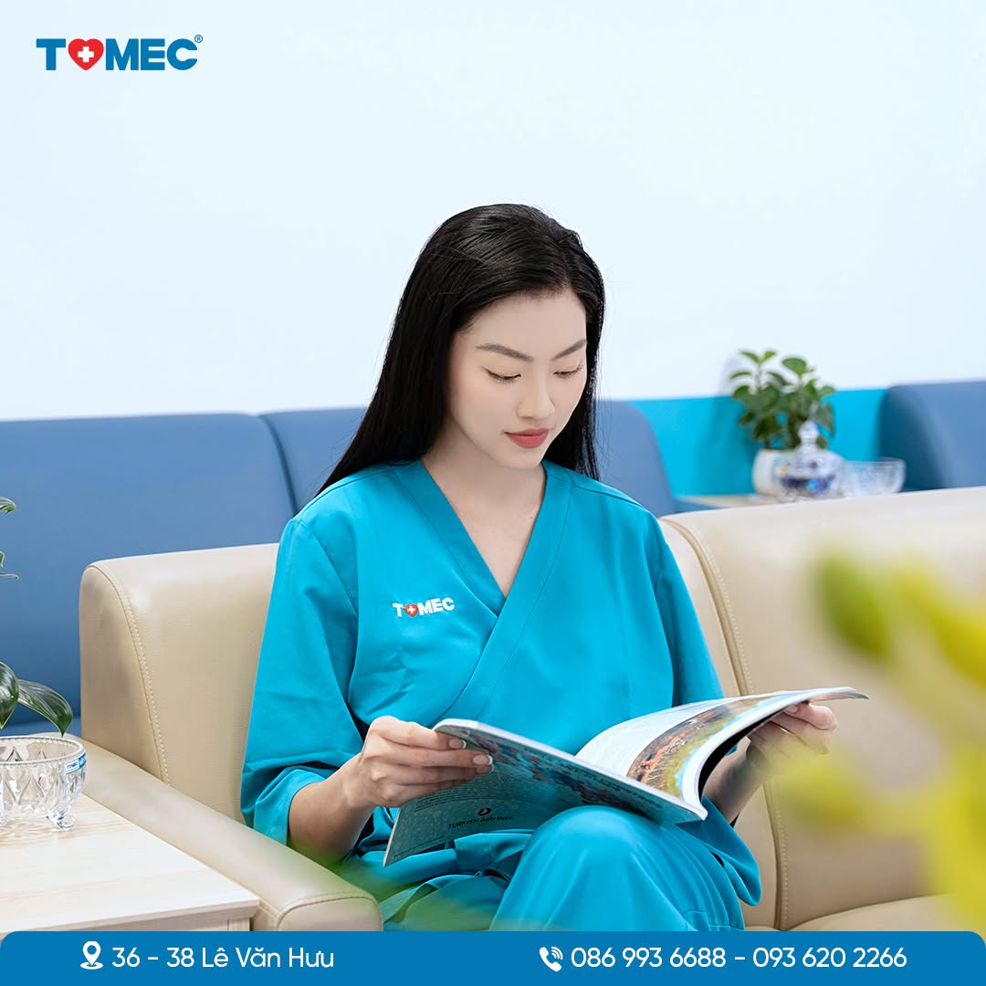 khách hàng nữ đọc tạp chí tại khu vực chờ TOMEC