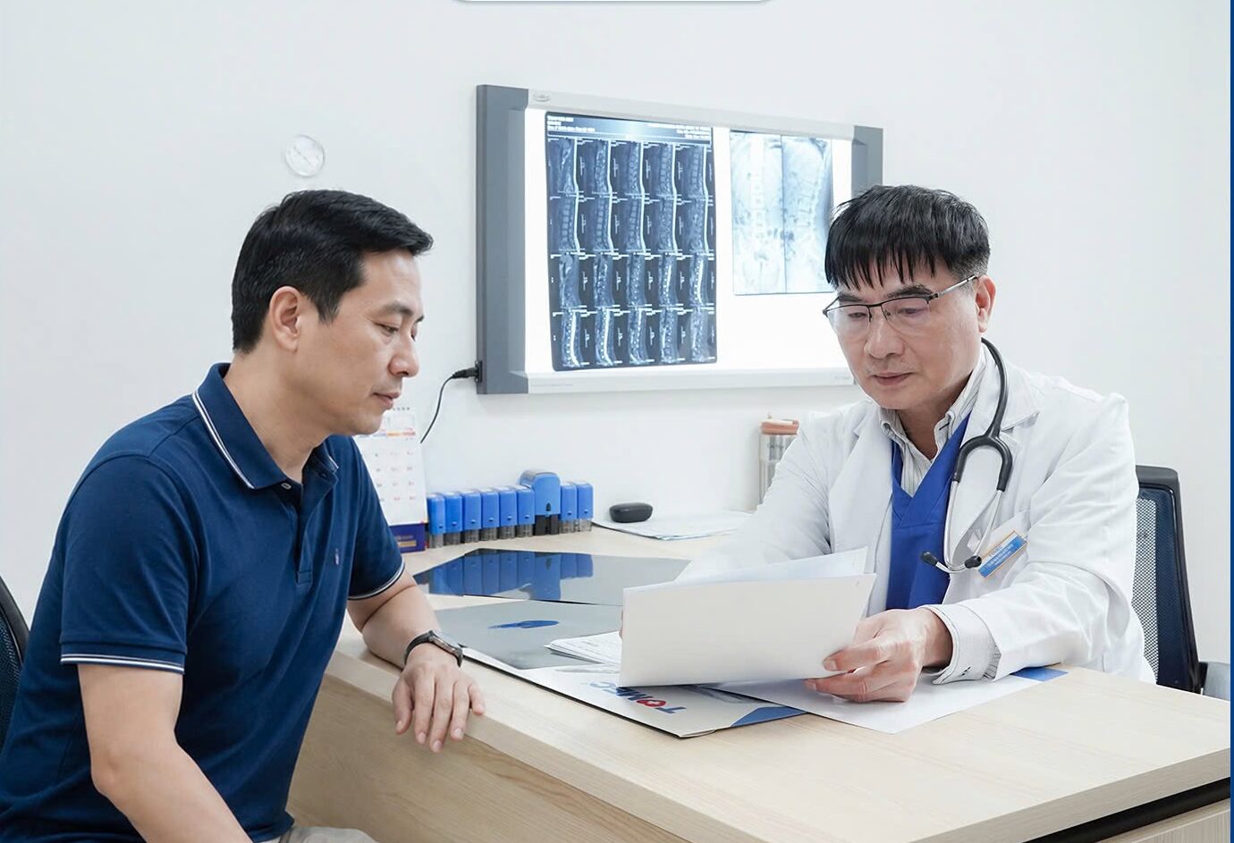 Bác sĩ chuyên gia TOMEC hướng dẫn cho bệnh nhân