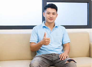 Khách hàng nam hài lòng sau khi khám sức khỏe lái xe tại TOMEC