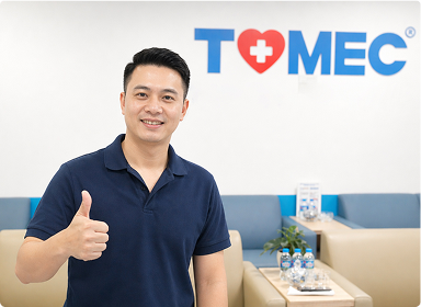 Khách hàng nam đánh giá tốt dịch vụ khám sức khỏe lái xe tại TOMEC