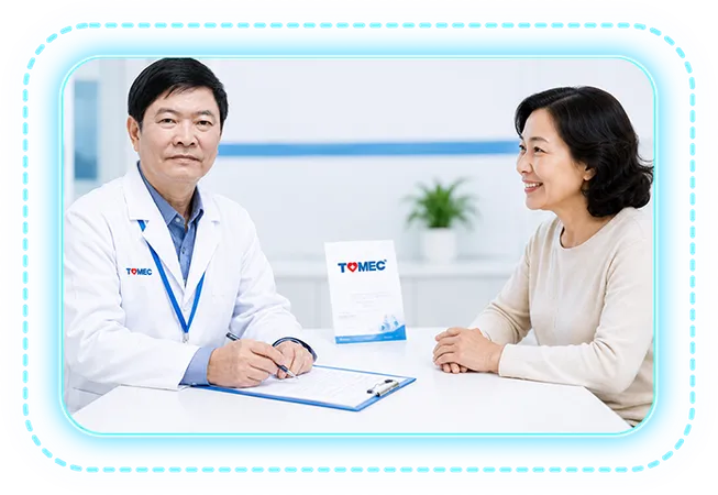 Bác sĩ tư vấn gói đo loãng xương cho khách hàng tại TOMEC