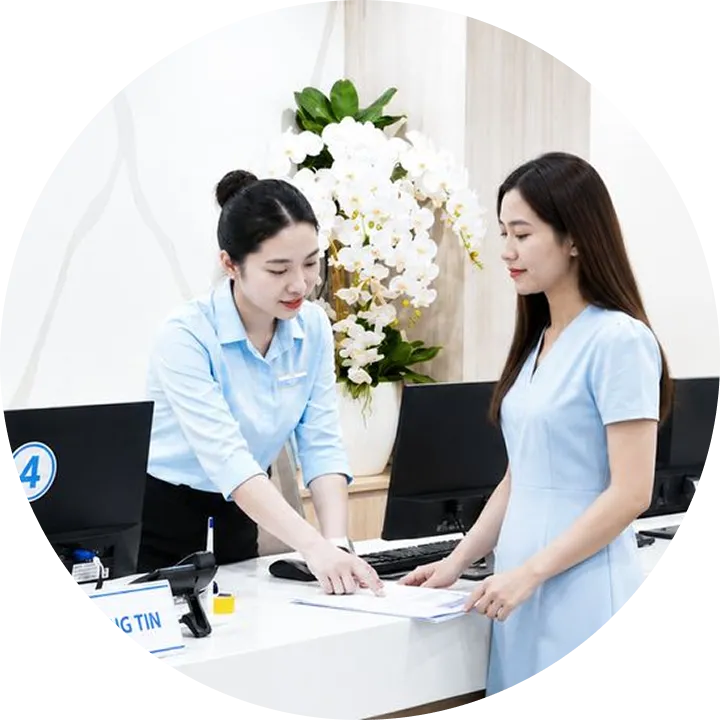 Lễ tân đón tiếp khách hàng tại phòng khám TOMEC