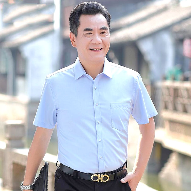Khách hàng nam hài lòng sau khi điều trị đau mỏi cổ vai gáy tại TOMEC