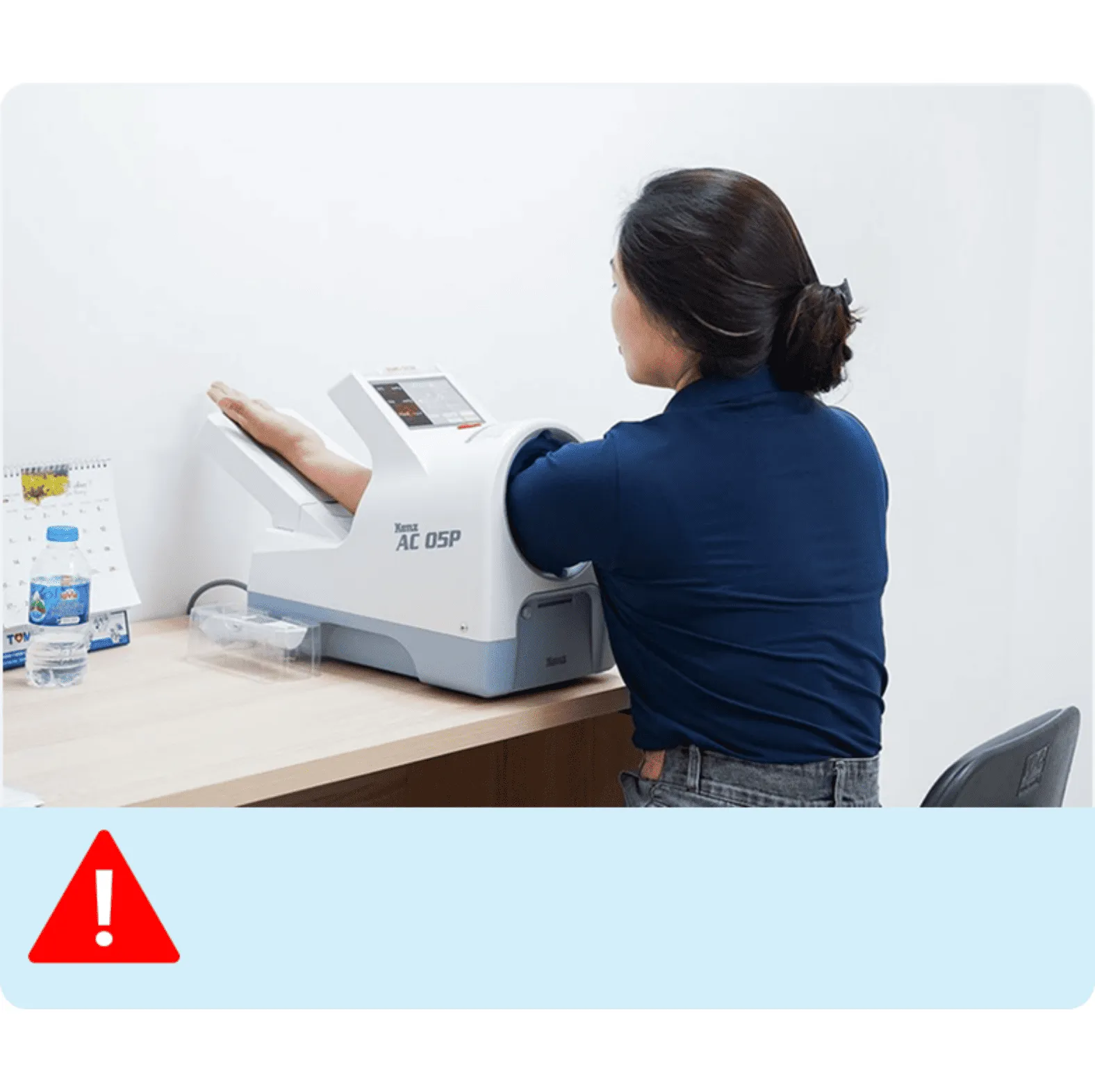 Khách hàng đo huyết áp tại phòng khám