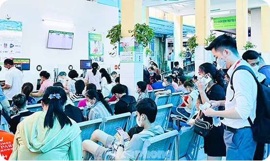 Khách hàng ngồi chờ khám tại TOMEC