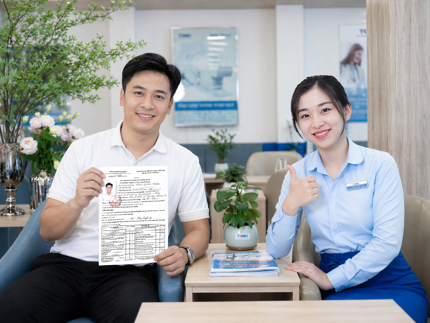 khách hàng nhận giấy khám sức khỏe lái xe tại TOMEC