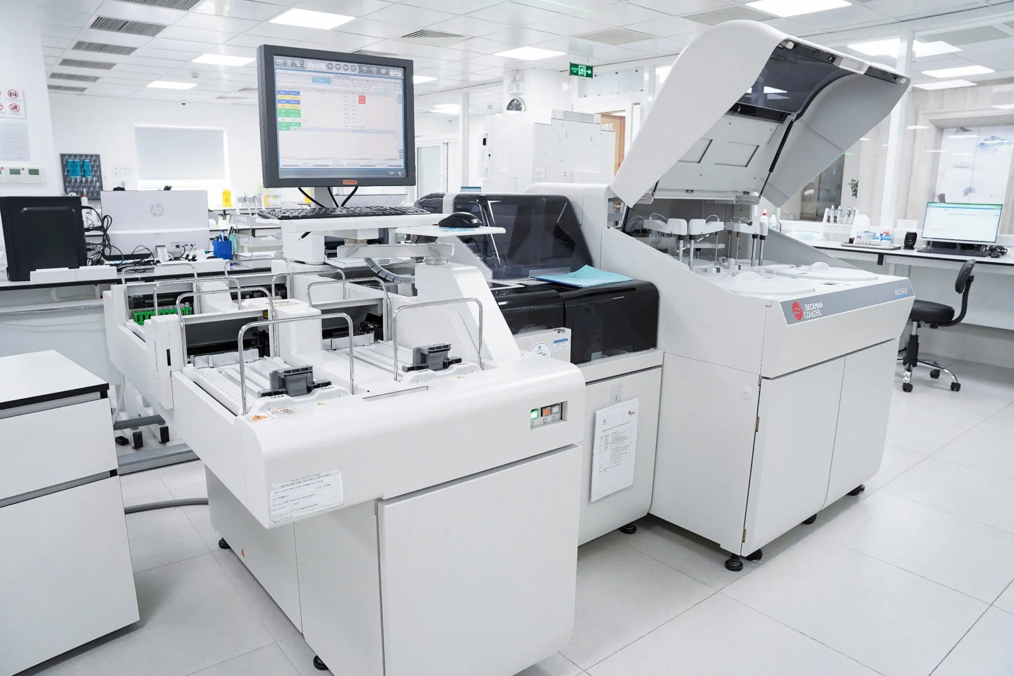 Máy phân tích sinh hóa AU5800 và huyết học UniCel DxH 900​