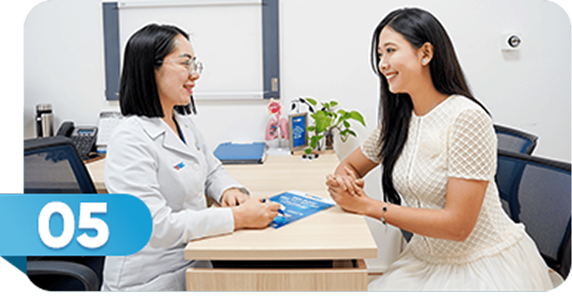 Bác sĩ tư vấn kết quả cho bệnh nhân