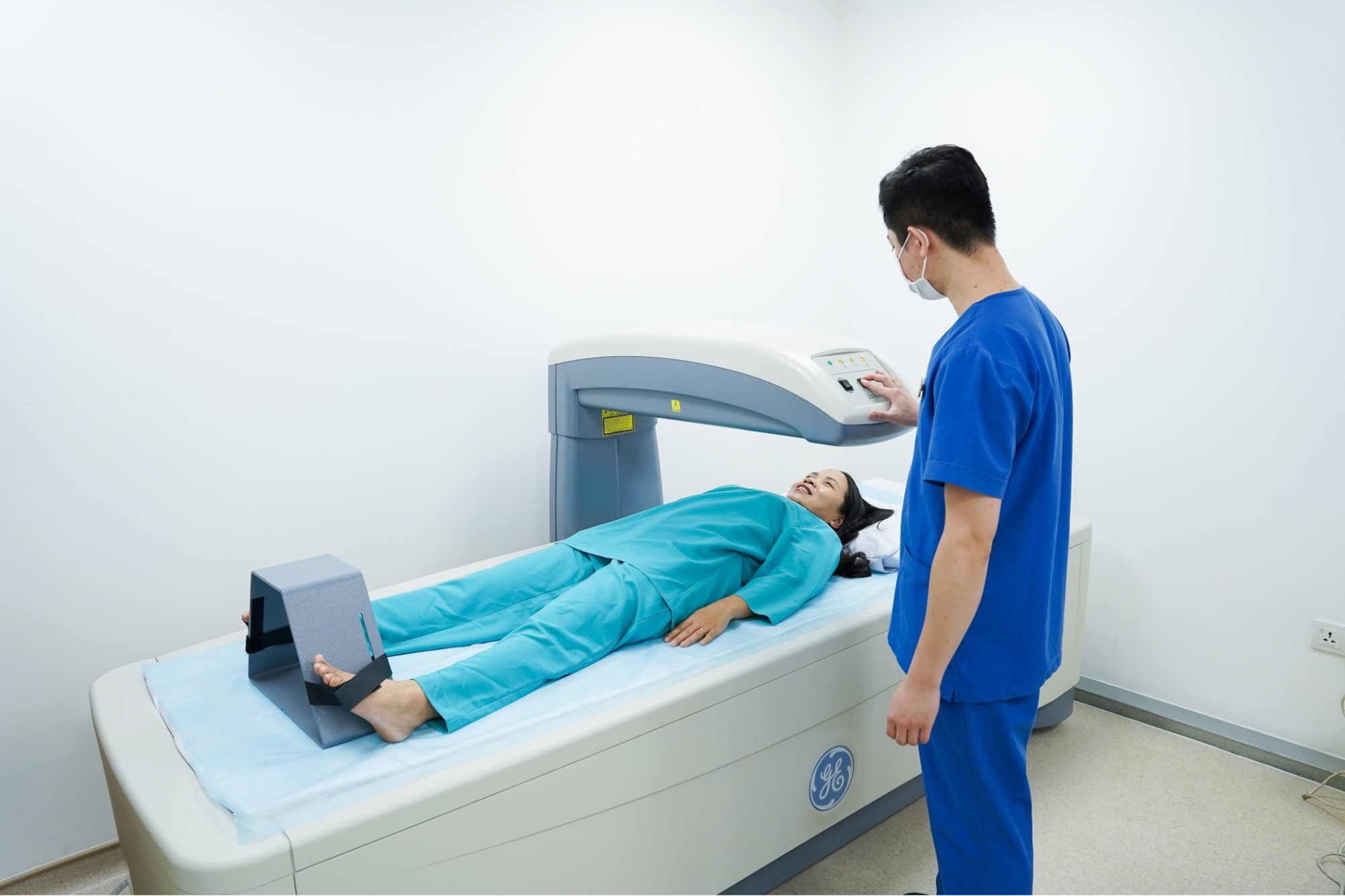 Khách hàng thực hiện đo mật độ xương với Máy X Quang đo loãng xương toàn thân Prodigy Pro (Mỹ) tại Tomec