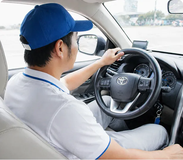 tài xế lái xe ô tô dịch vụ
