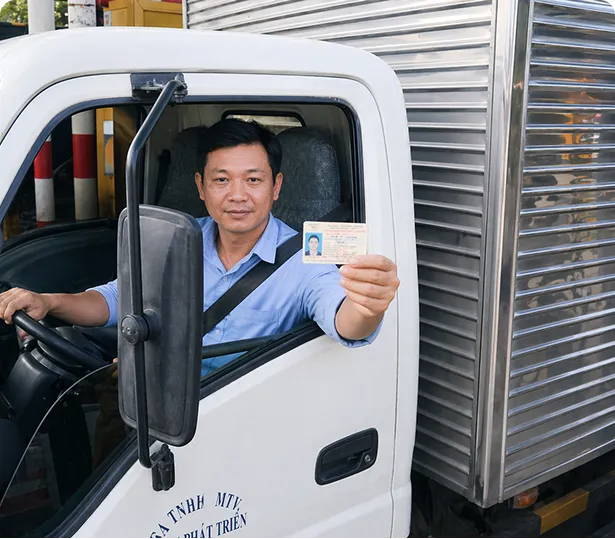 tài xế cầm giấy phép lái xe