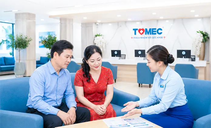 tư vấn viên tư vấn gói nội soi cho khách hàng