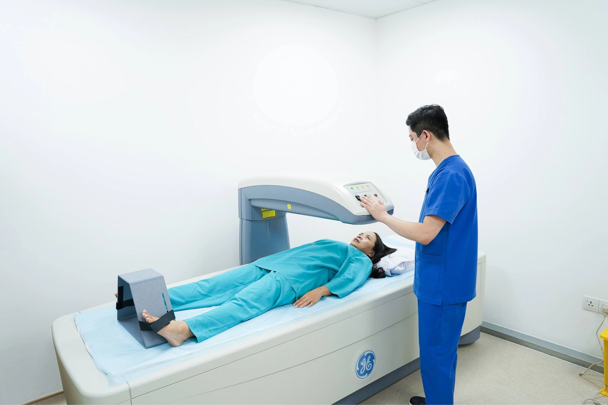 Khách hàng thực hiện đo loãng xương với Máy X Quang đo loãng xương toàn thân Prodigy Pro (Mỹ) tại Tomec