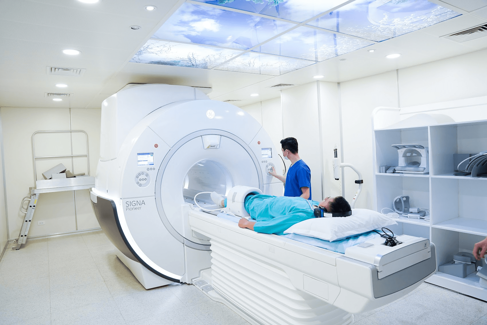 Chụp MRI khớp gối với Hệ thống Máy chụp cộng hưởng từ MRI Signa Pioneer 3.0 Tesla (Mỹ) tại Tomec