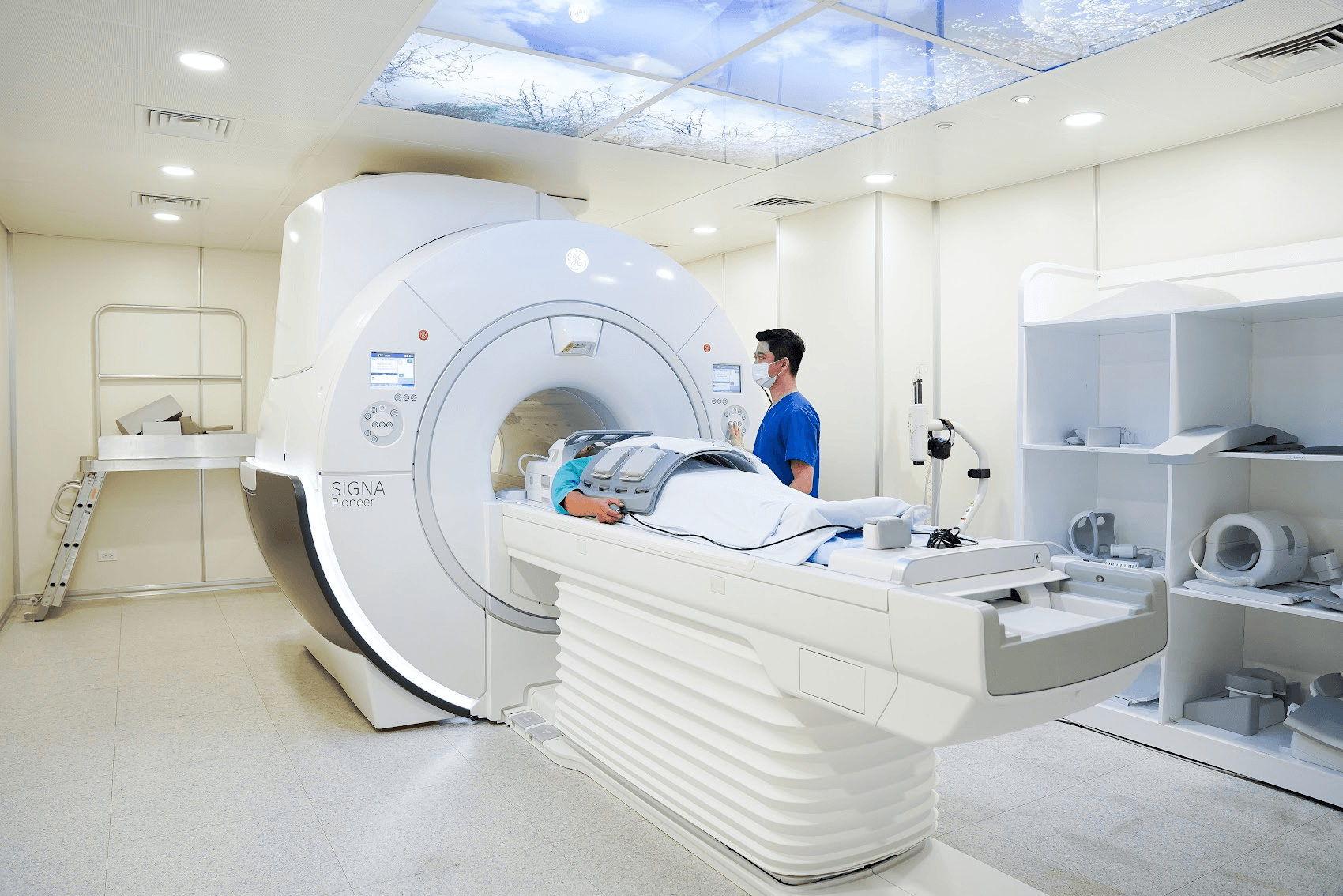 Chụp MRI ổ bụng bằng hệ thống máy chụp cộng hưởng từ MRI Signa Pioneer 3.0 Tesla tại Tomec