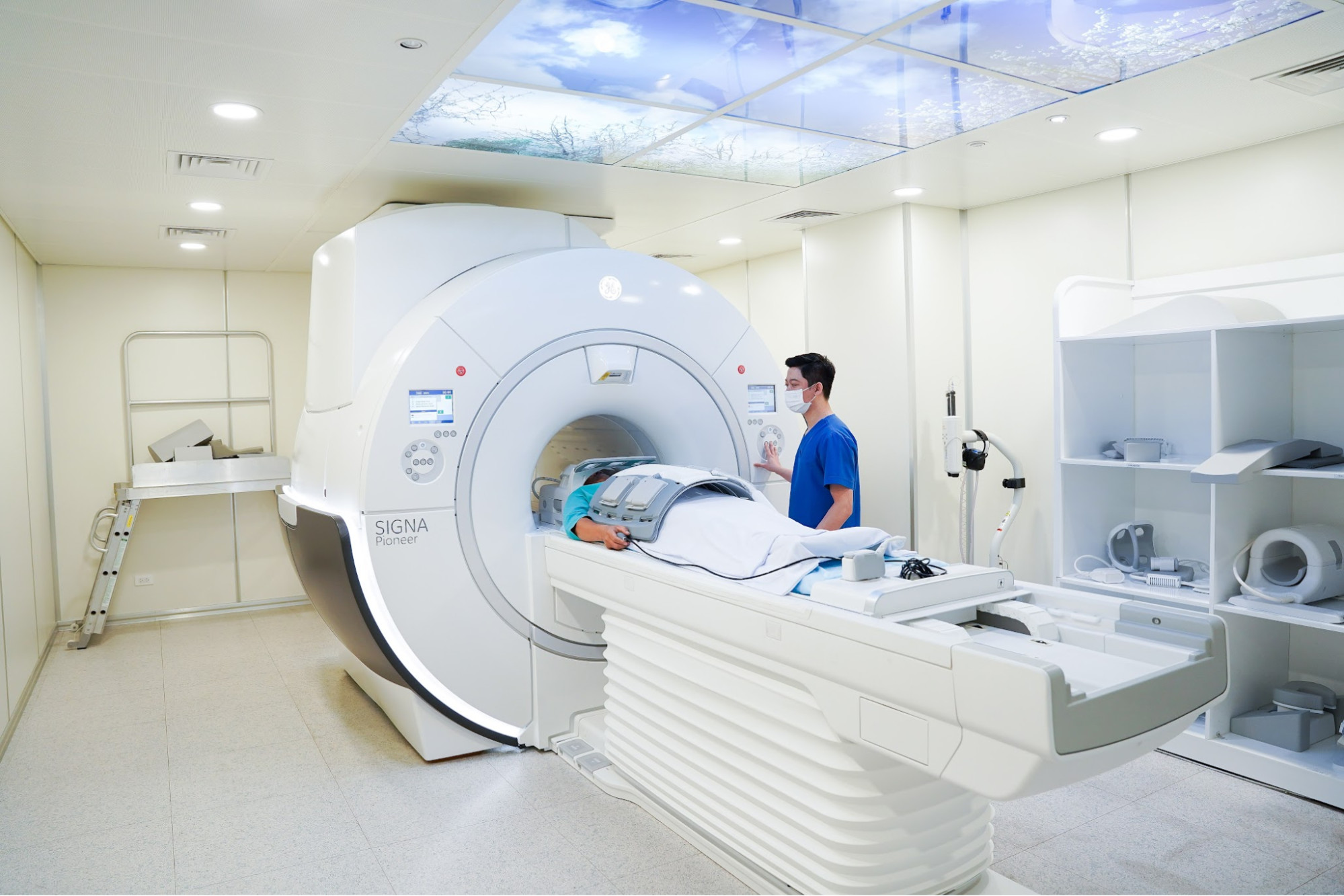 Hệ thống Máy MRI 3.0 Tesla Công nghệ AI (GE Healthcare - Mỹ) tại Tomec giúp phát hiện sớm các khối u nhỏ khó quan sát