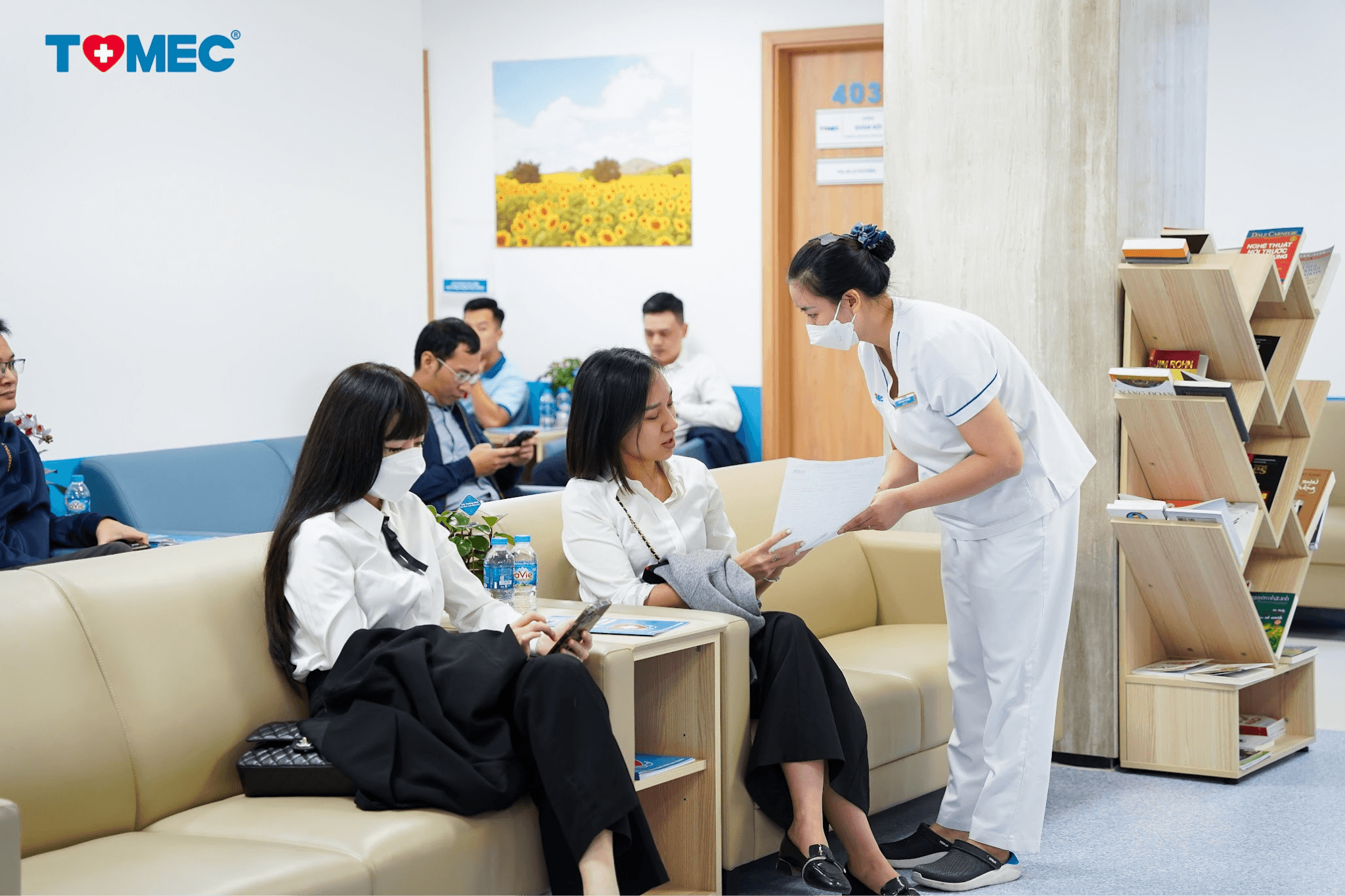 Khách hàng được tư vấn tận tình khi đăng ký Gói Tầm soát ung thư Tuyến giáp tại Tomec