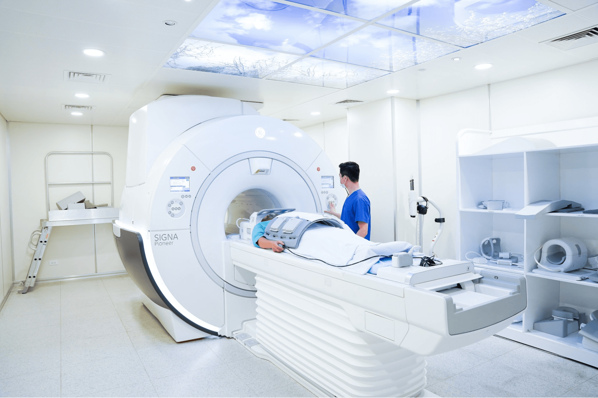Máy chụp cộng hưởng từ MRI 3.0 Tesla (Mỹ) giúp phát hiện sớm các bất thường hay khối u dù là nhỏ nhất